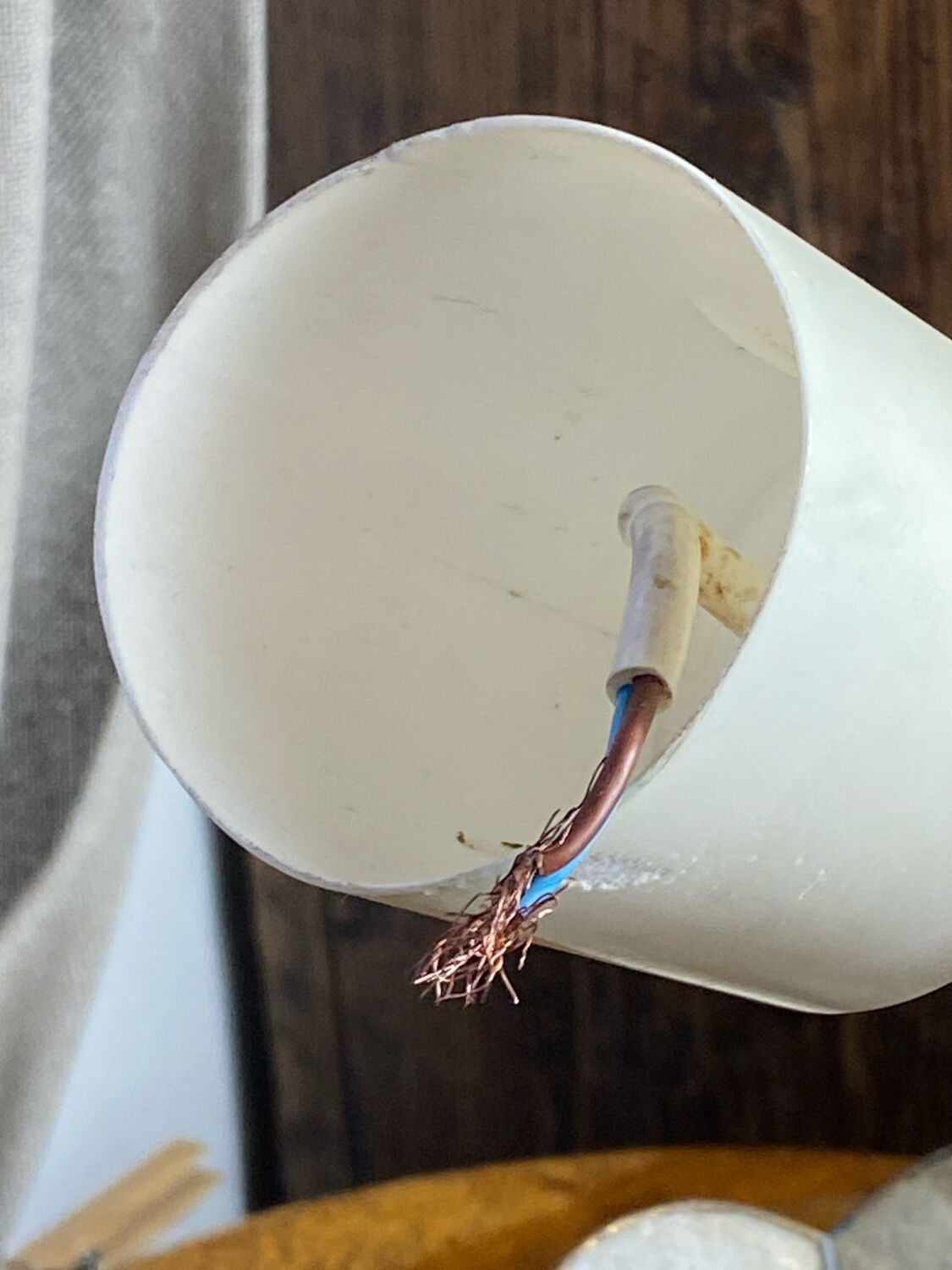 Mother-of-pearl and brass pendant with floral decoration.