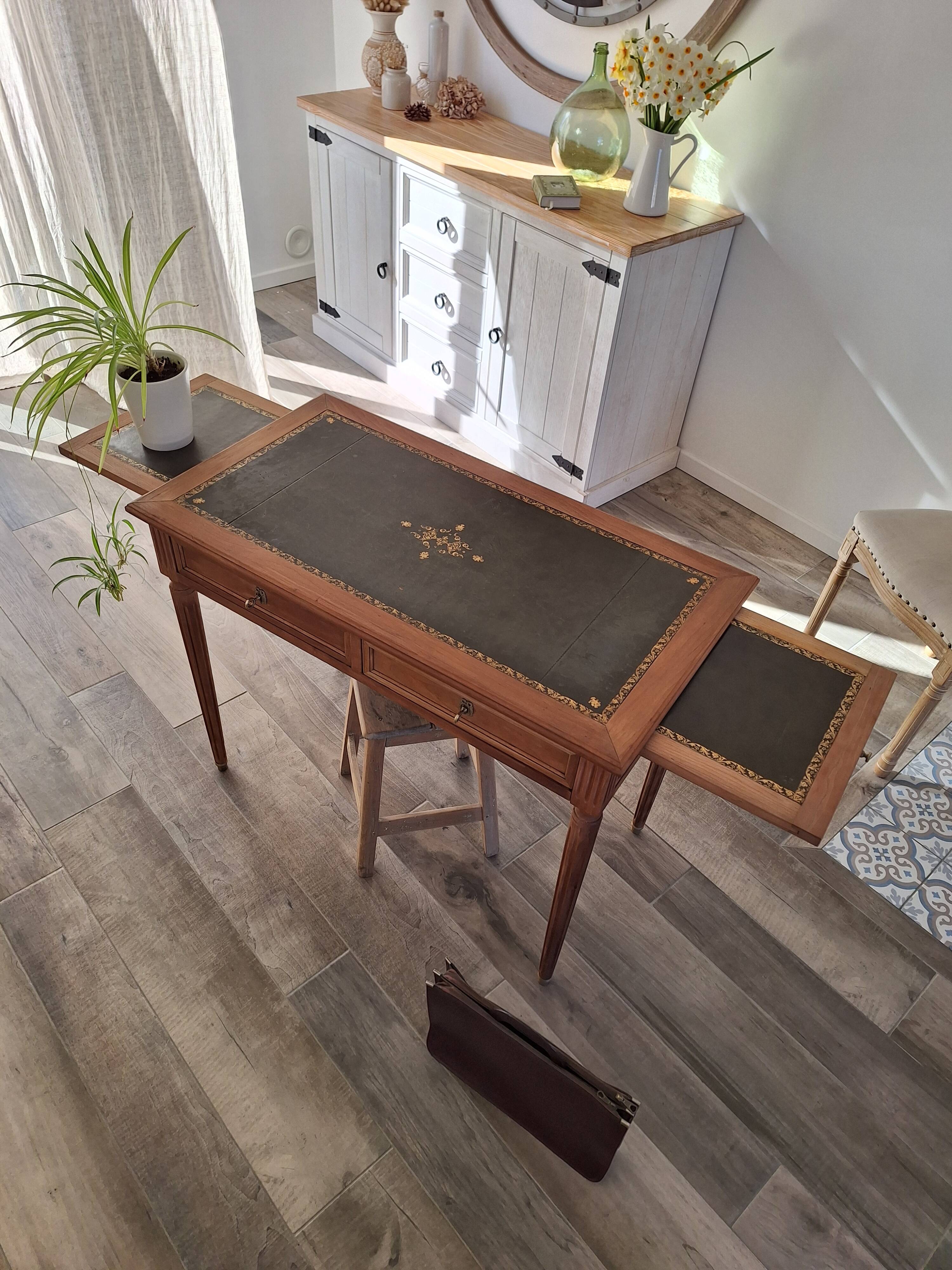 Extendable desk in solid wood in Louis XVI style