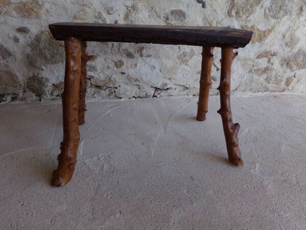 Banc en bois brutaliste