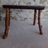 Banc en bois brutaliste