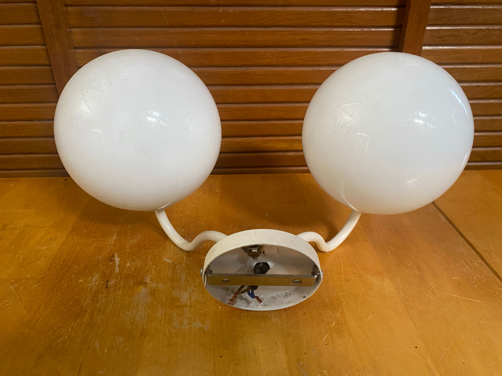 Double Minimalist Opaline Ball Wall Light + White Metal Support 80