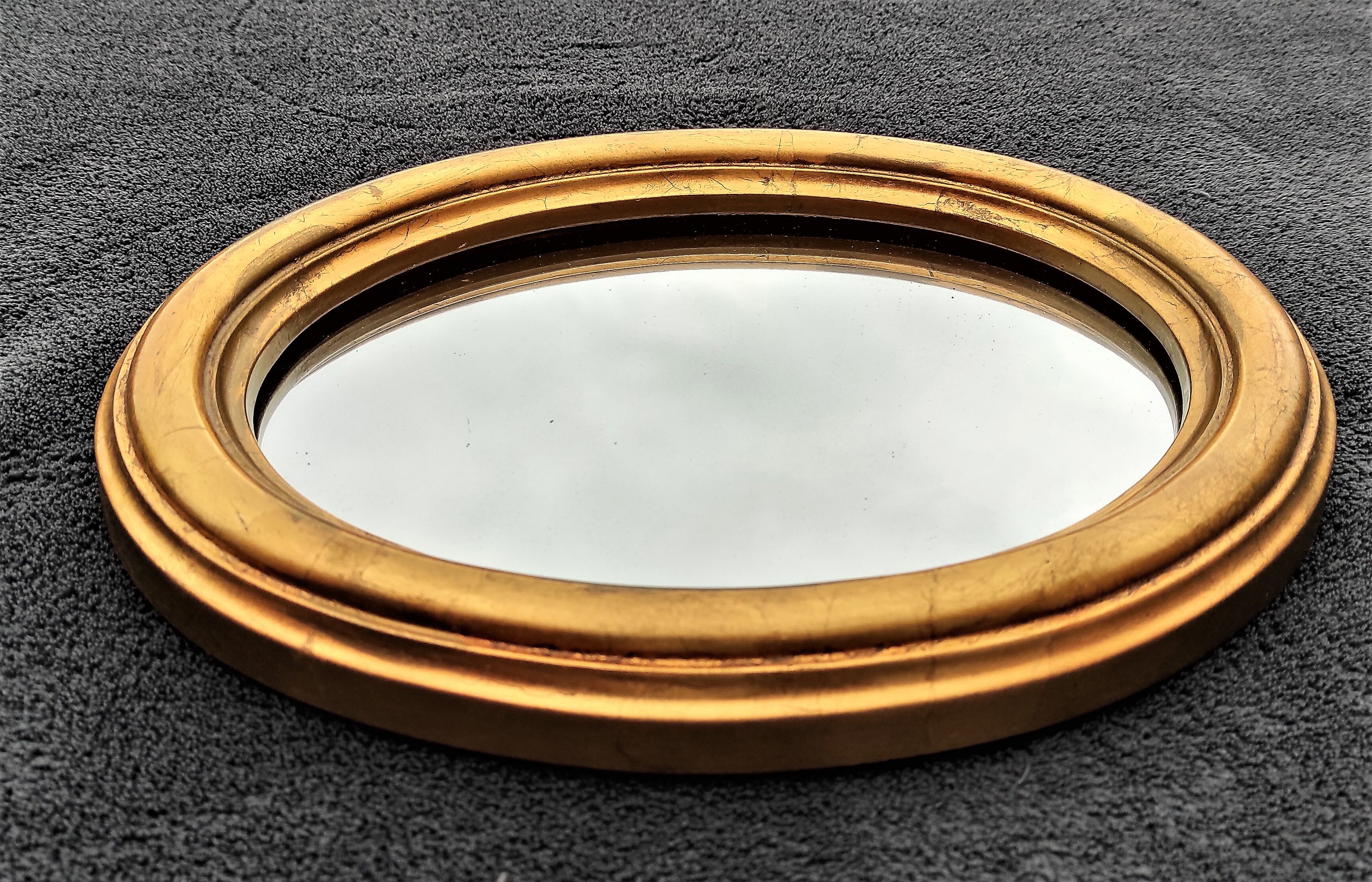 Oval mirror of 30 x 24 cm with its golden entourage of biedermeier