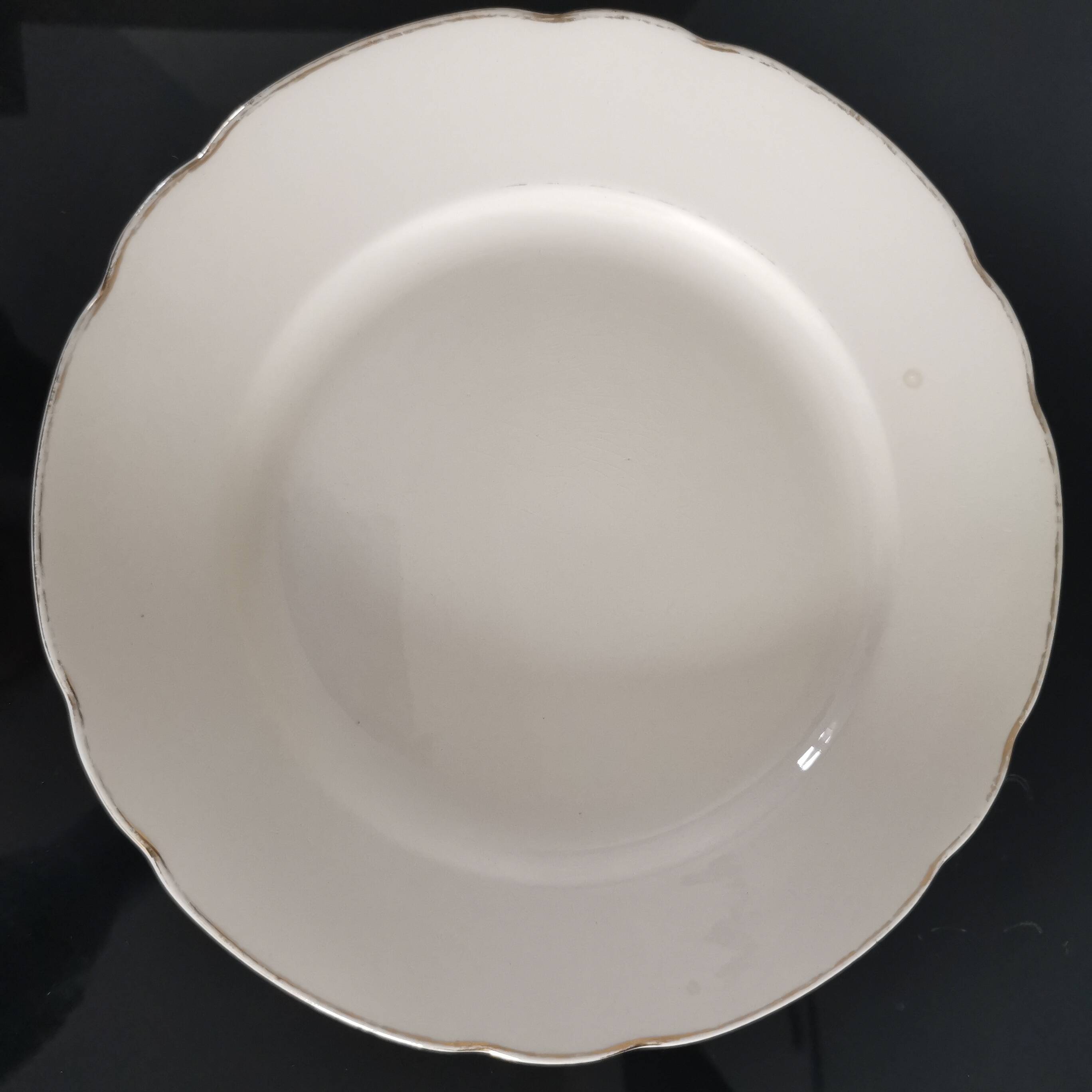 Set of 6 Villeroy and Boch flat plates in ivory color and gold edging