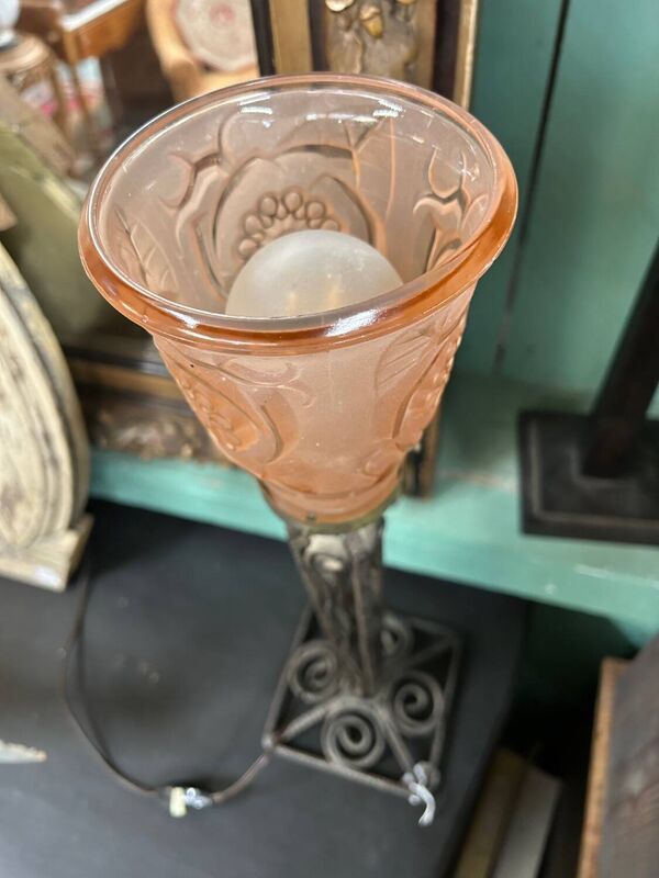 Lampe art deco métal forgé et verrerie rose
