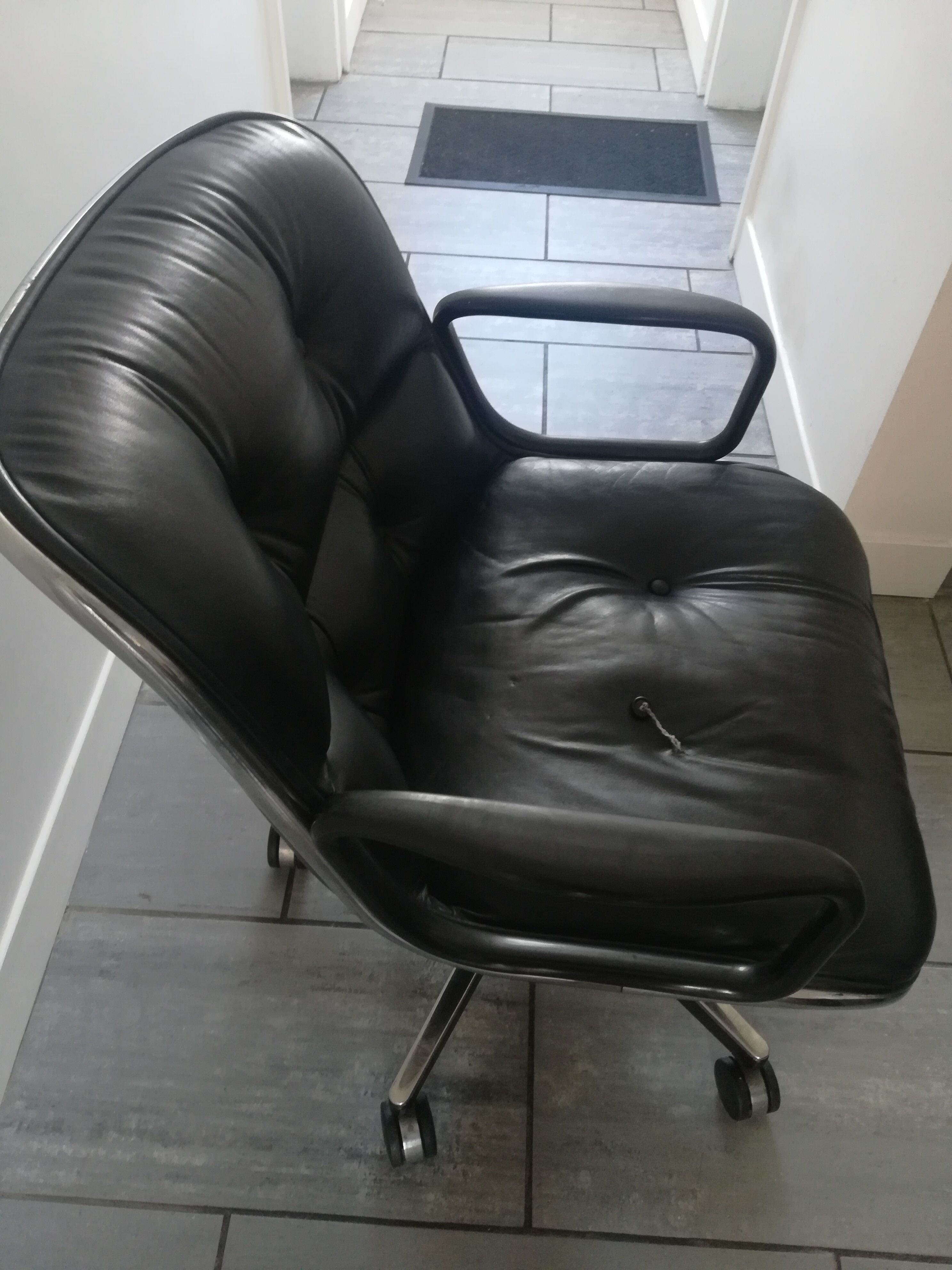 Pollock Knoll executive chair