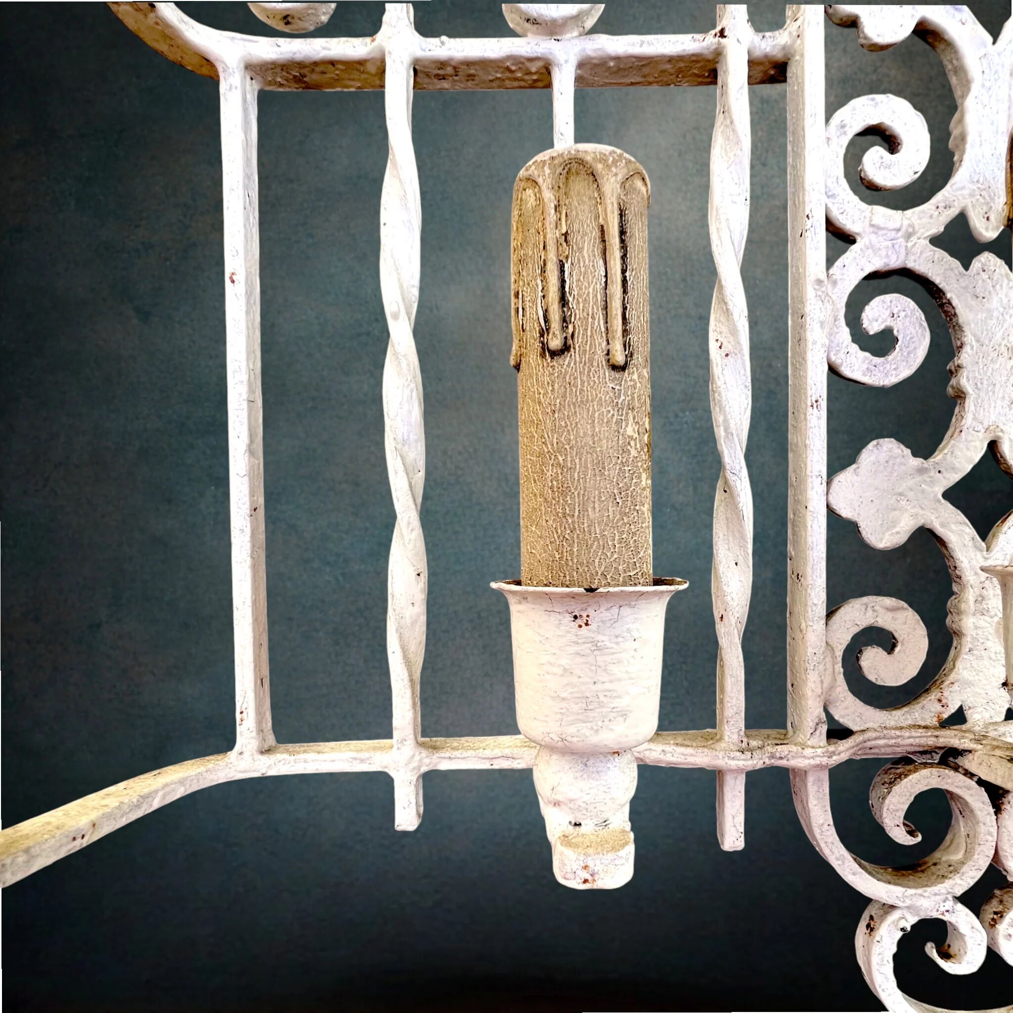 Vintage triple wall sconce in white wrought iron with fleur-de-lis, electrified – 1950s 60s.