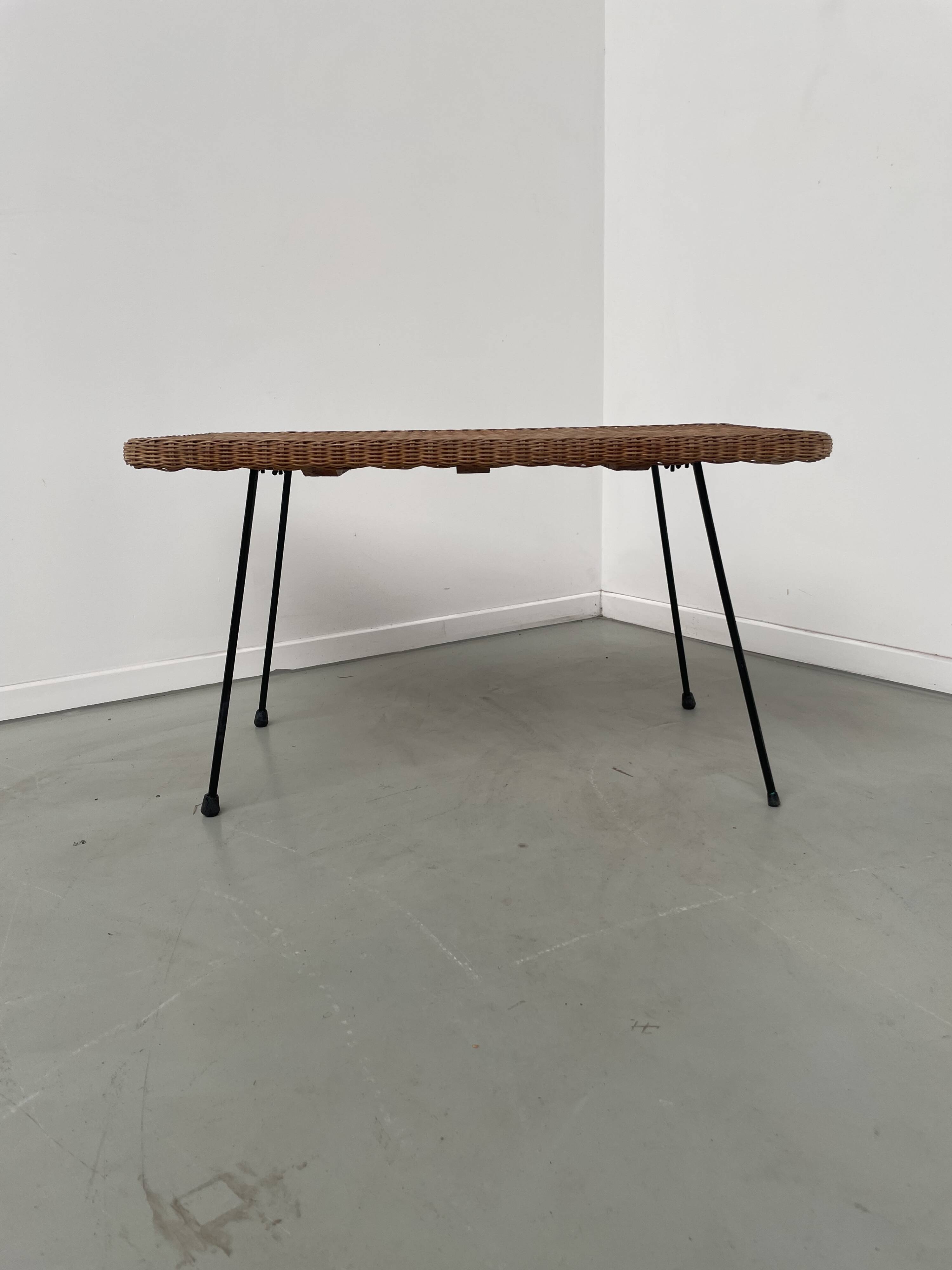 Table basse osier tressé et métal 1960