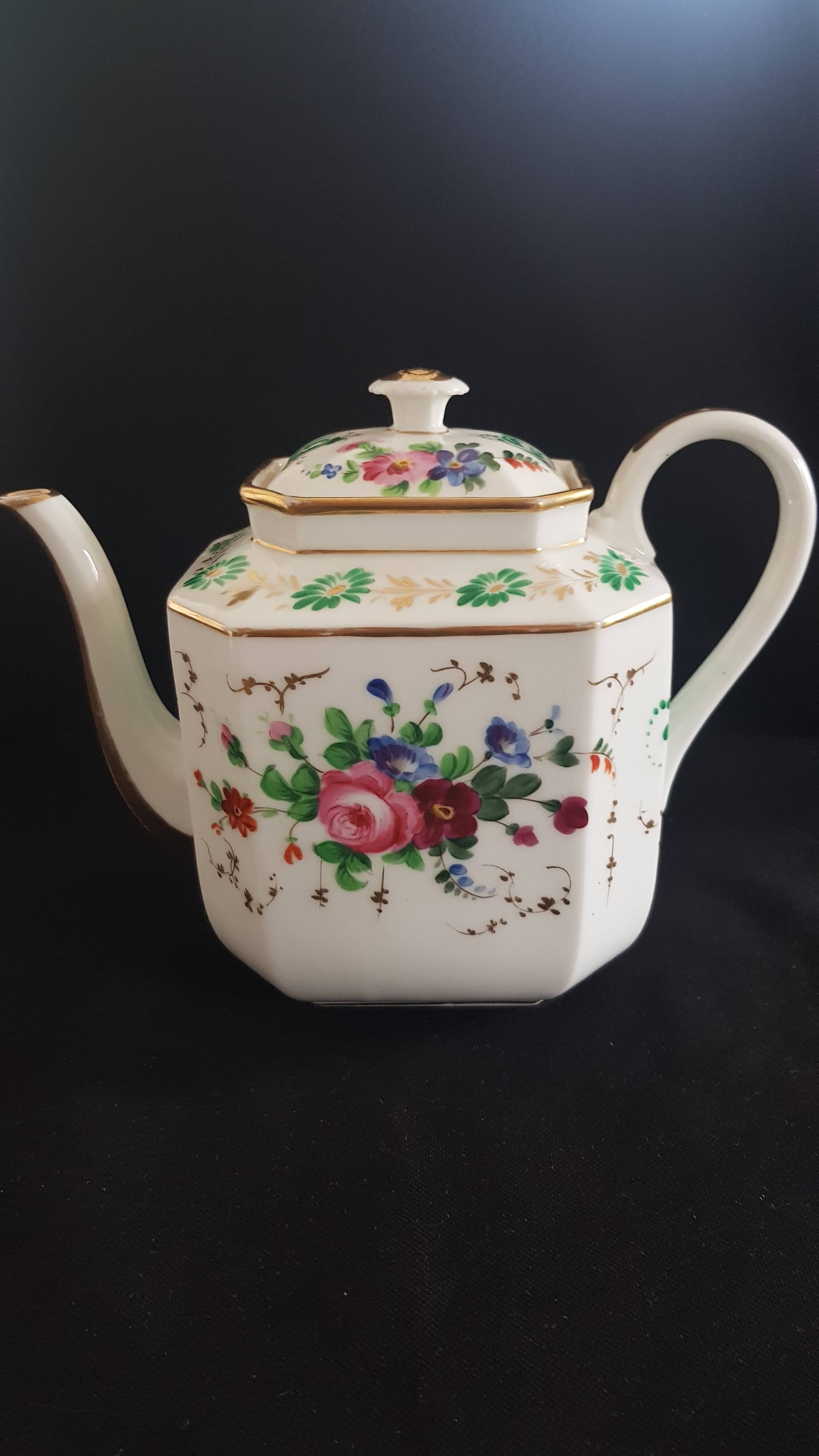 Large octagonal teapot porcelain from Paris "Old Paris", mid-19th century.