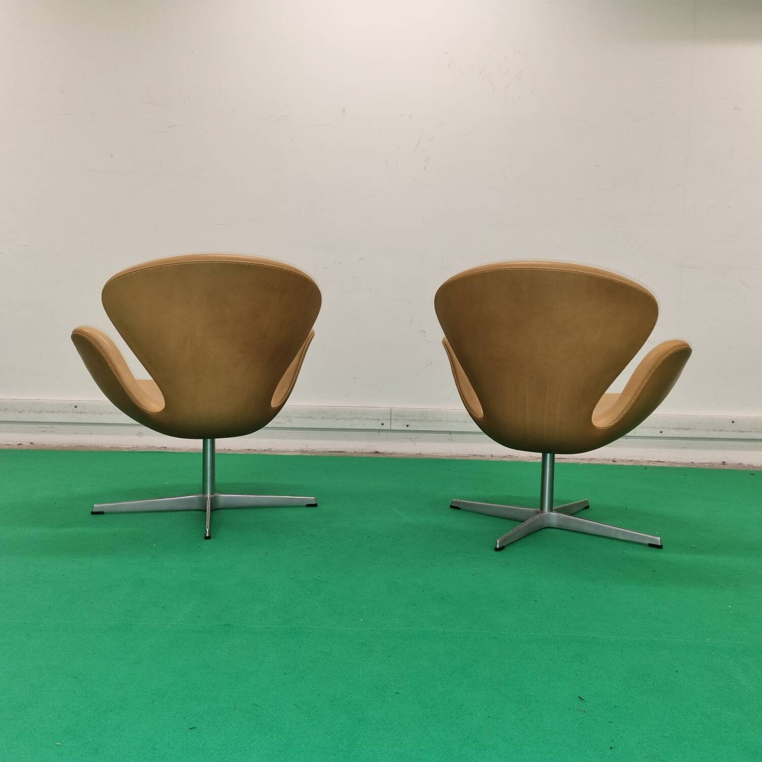 Paire de chaises Arne Jacobsen Swan Fritz Hansen