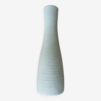 Vase blanc en céramique à fines striures