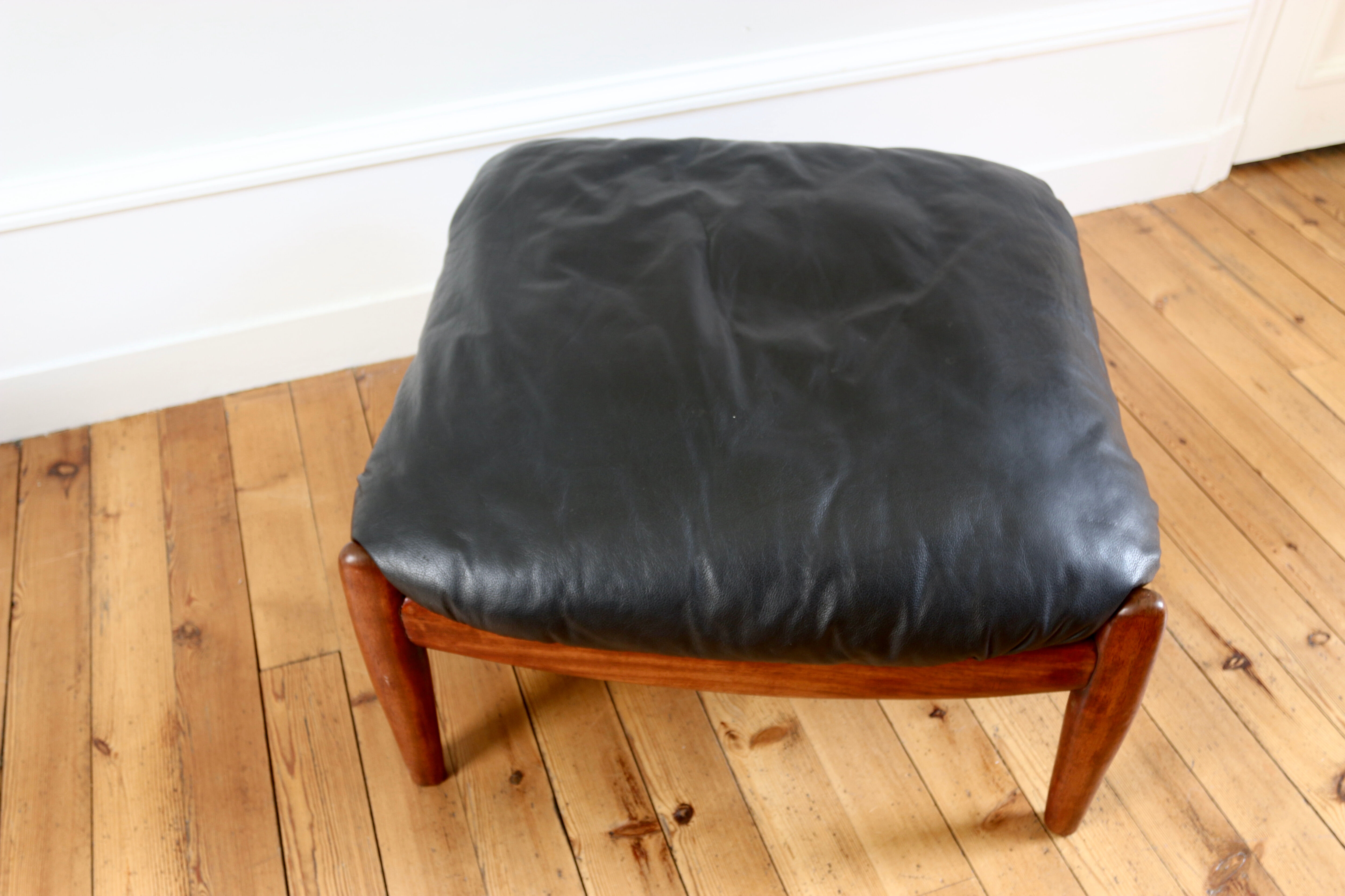 Fauteuil lounge et ottoman scandinave vintage cuir 1960