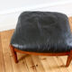 Fauteuil lounge et ottoman scandinave vintage cuir 1960