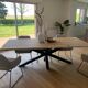 Table en chêne massif bords irréguliers avec pied métal central blanc/noir pour 10 personnes 2m60x1m