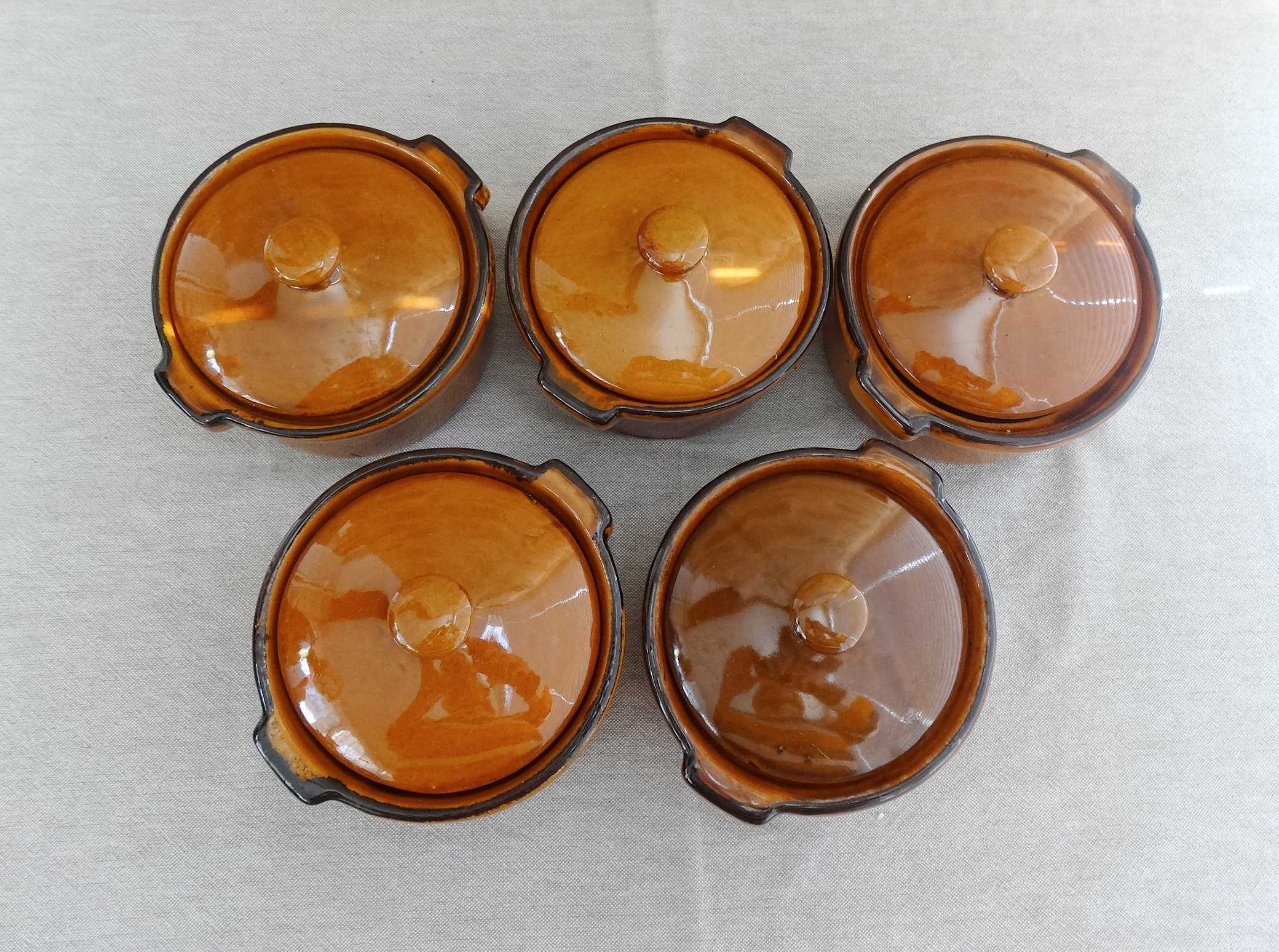 5 cocottes rondes en grès avec couvercle vintage
