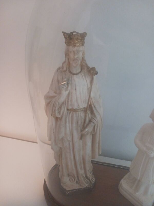cloche en verre avec statues religieuses anciennes – Christ Roi Pier
