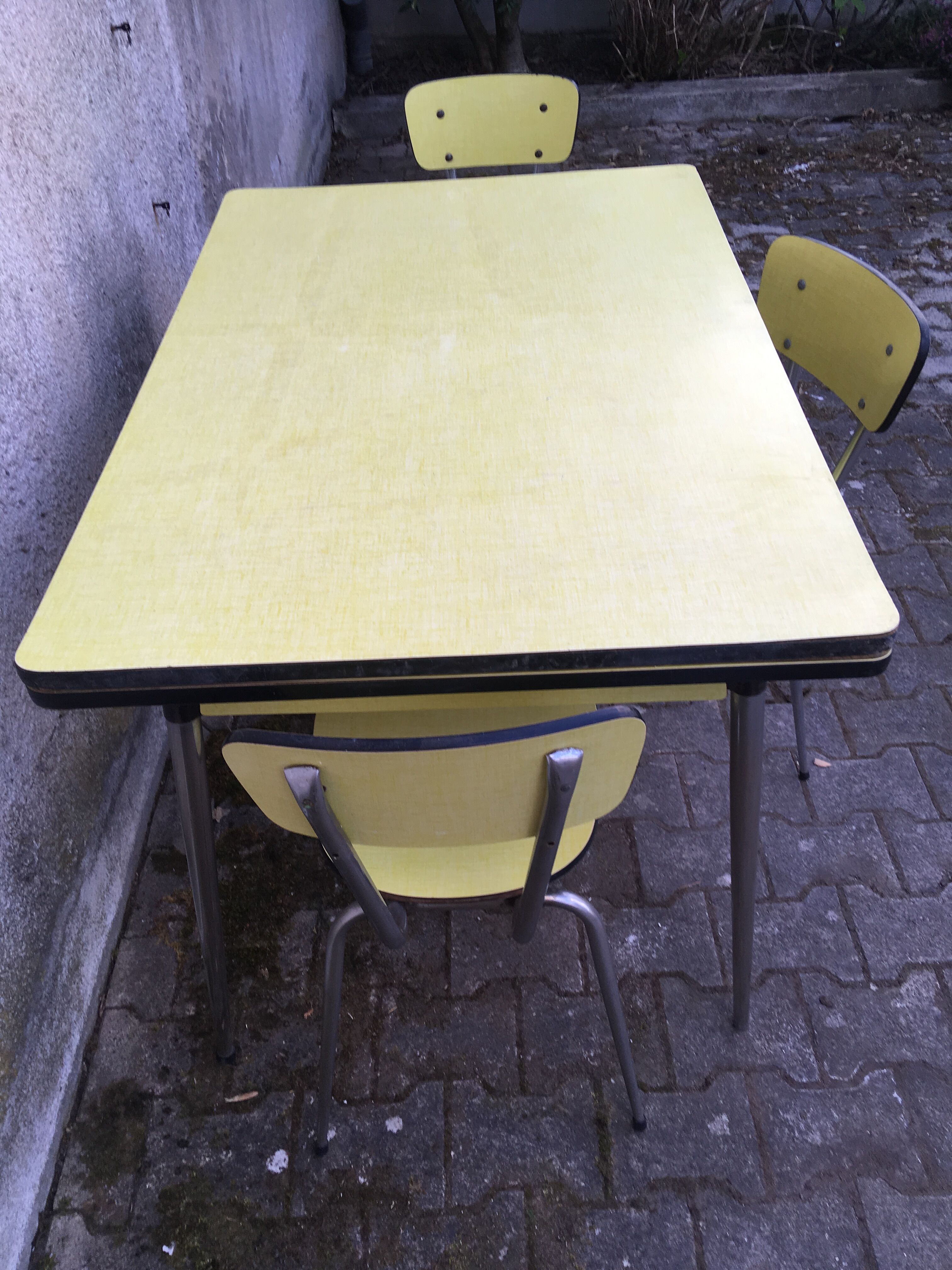 Table yellow Formica and its 3 chairs