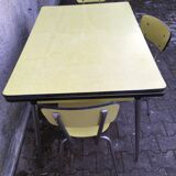 Table yellow Formica and its 3 chairs