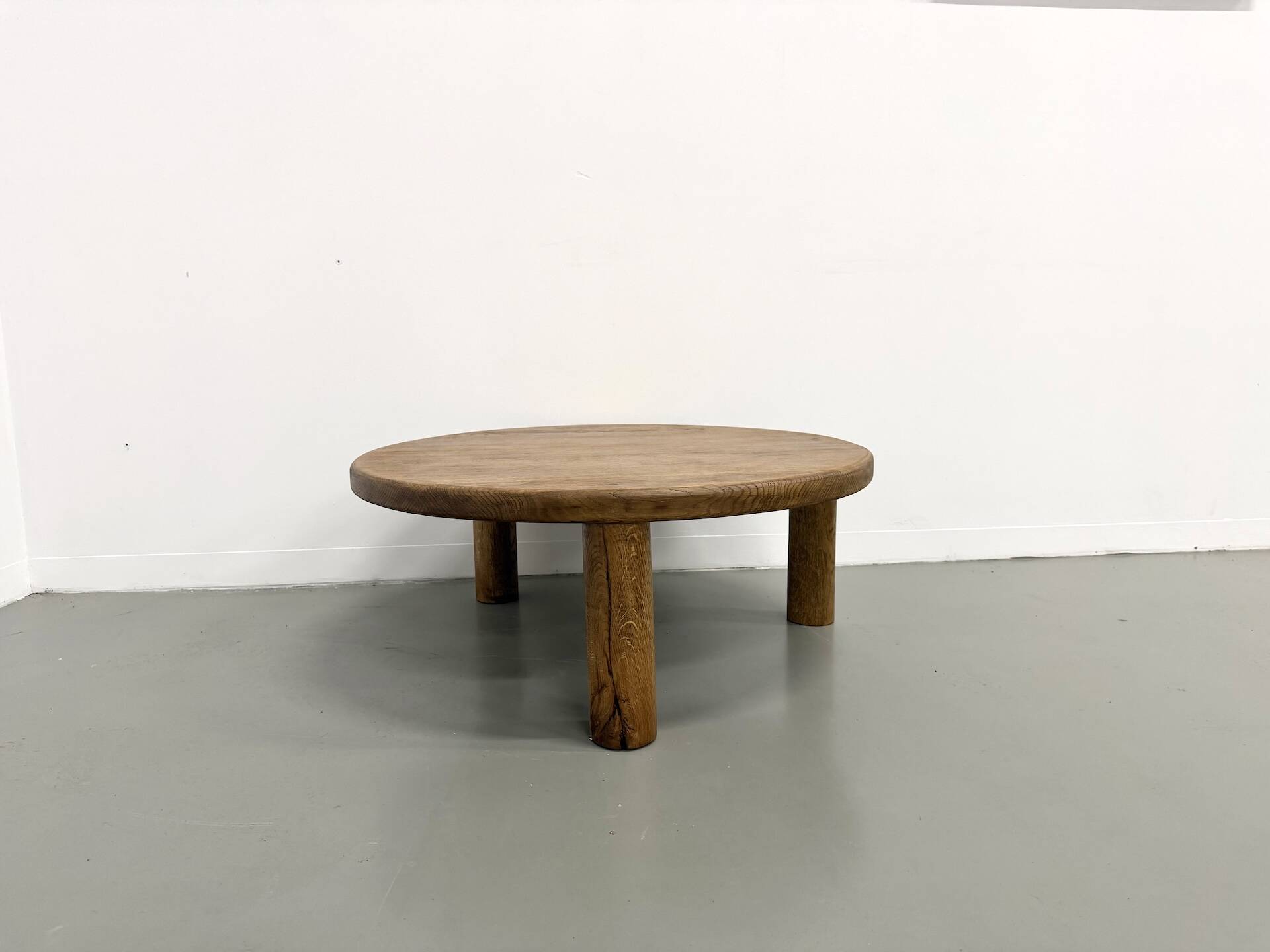 Modernist tripod coffee table in solid oak, DLG Perriand, Chapo, years.