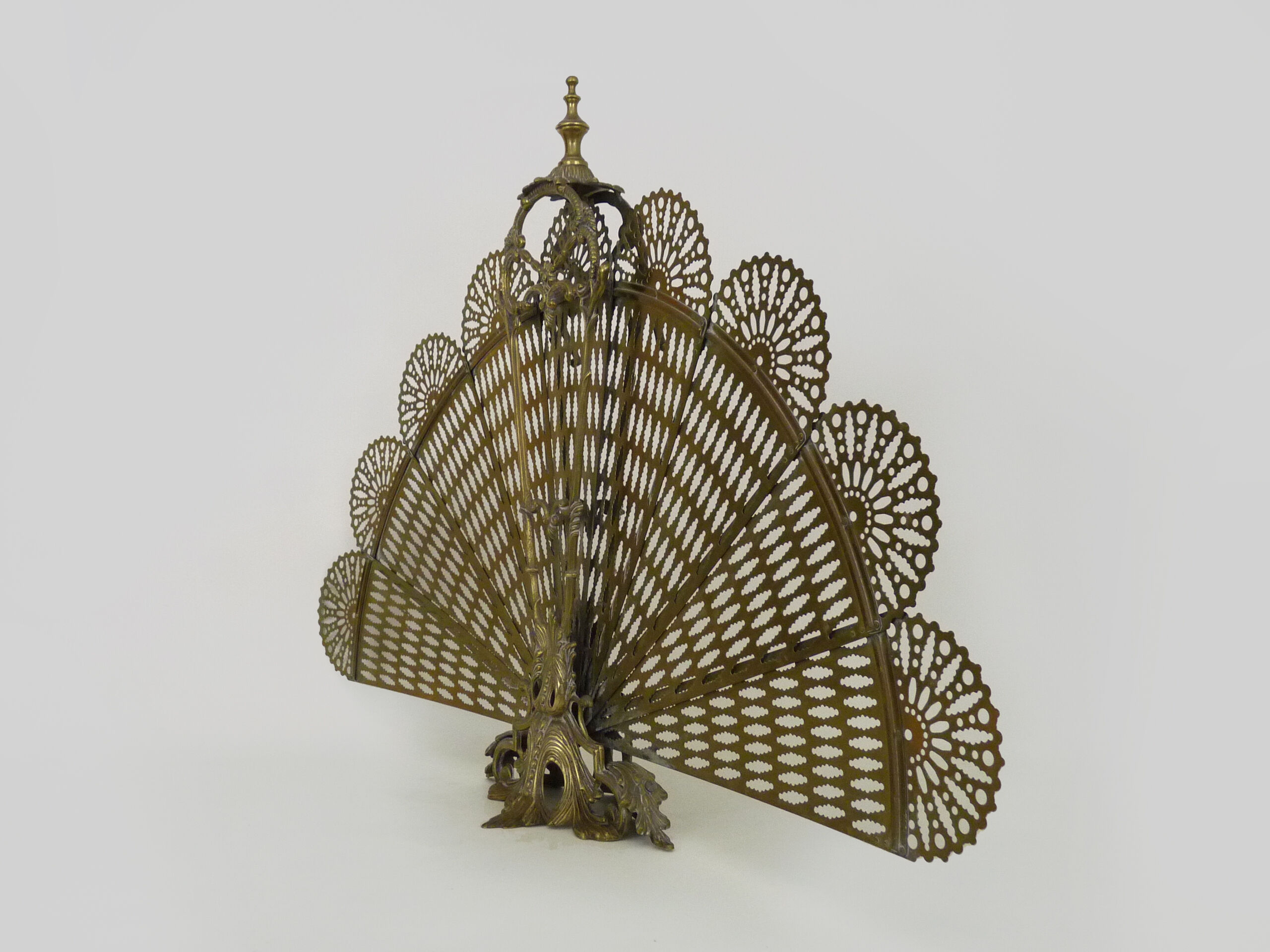 Old chimney fire barrier in fan. Gilded bronze. XIXth