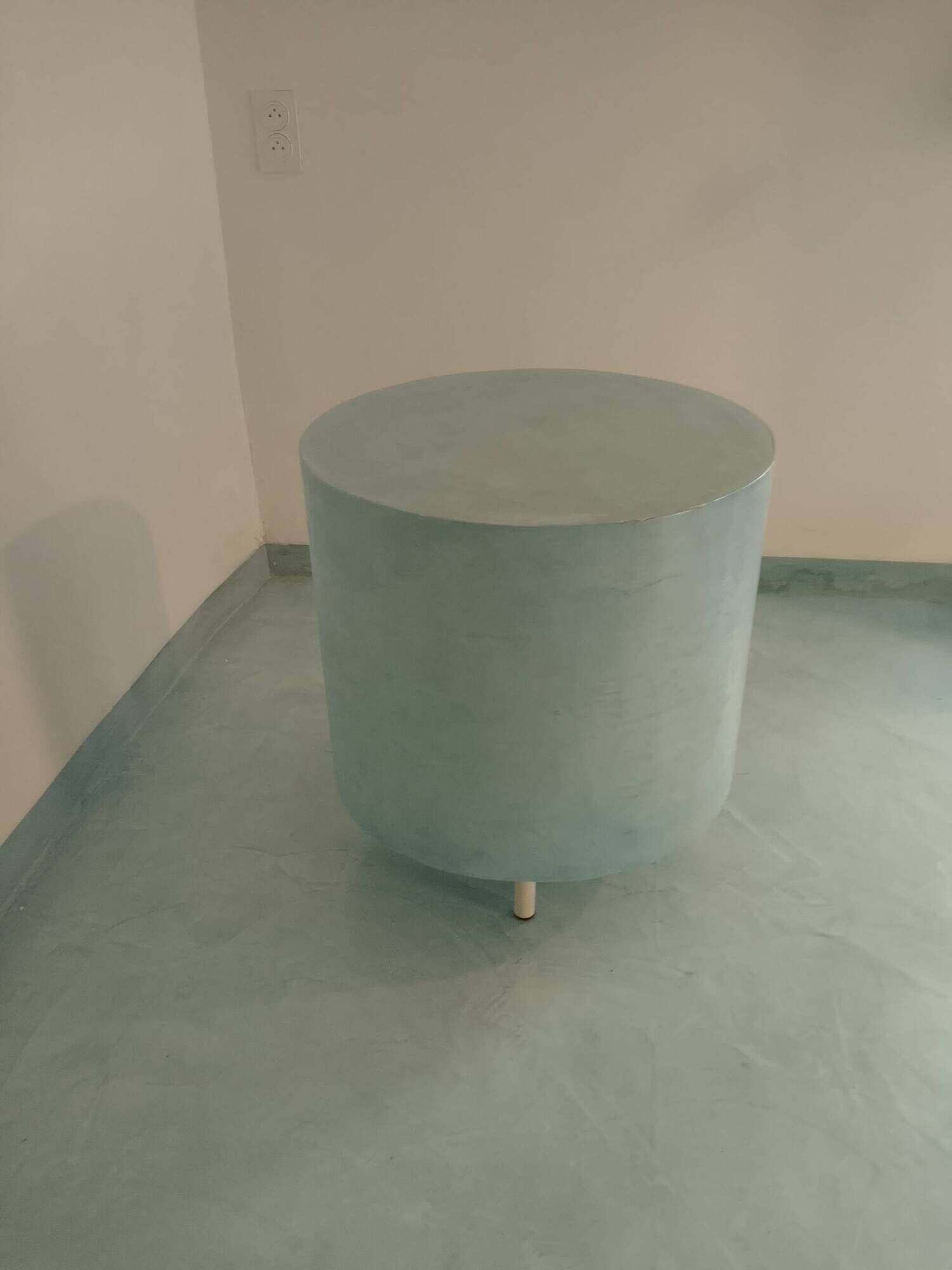 Pastel blue cylindrical coffee table "Tambour" – Artisan design.