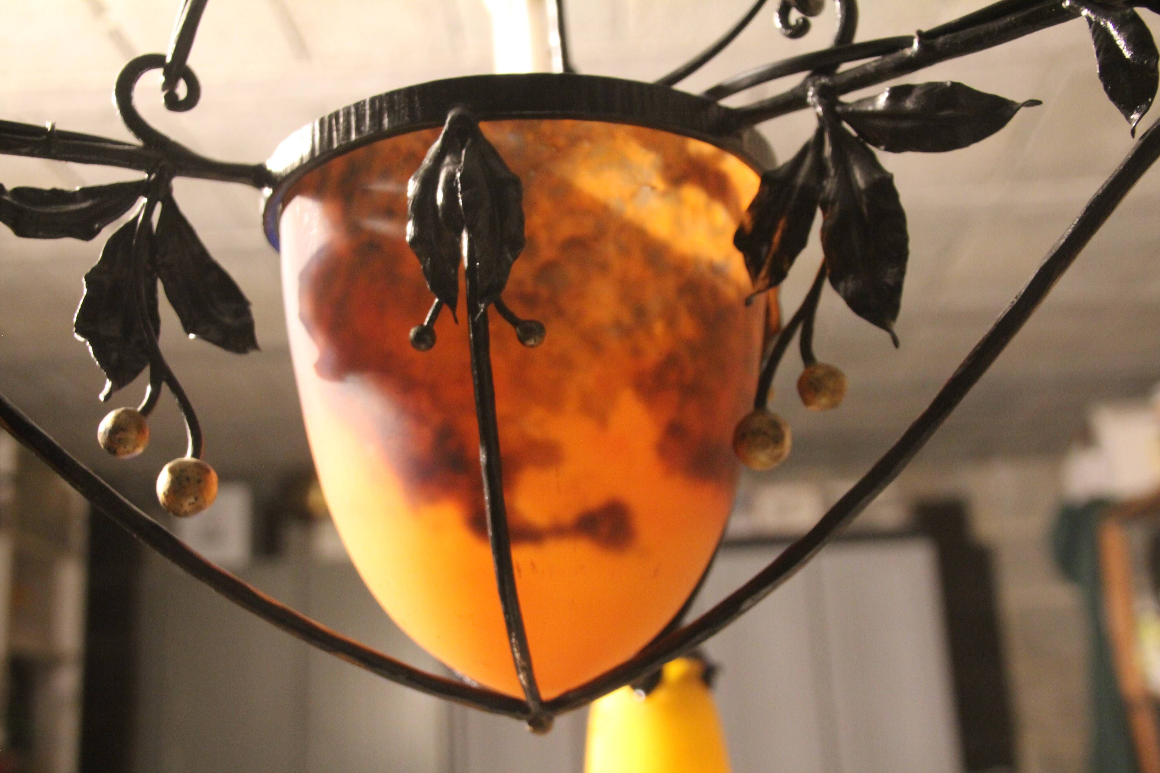 Three tulip-shaped lights + glass paste basin signed Muller Lunéville.