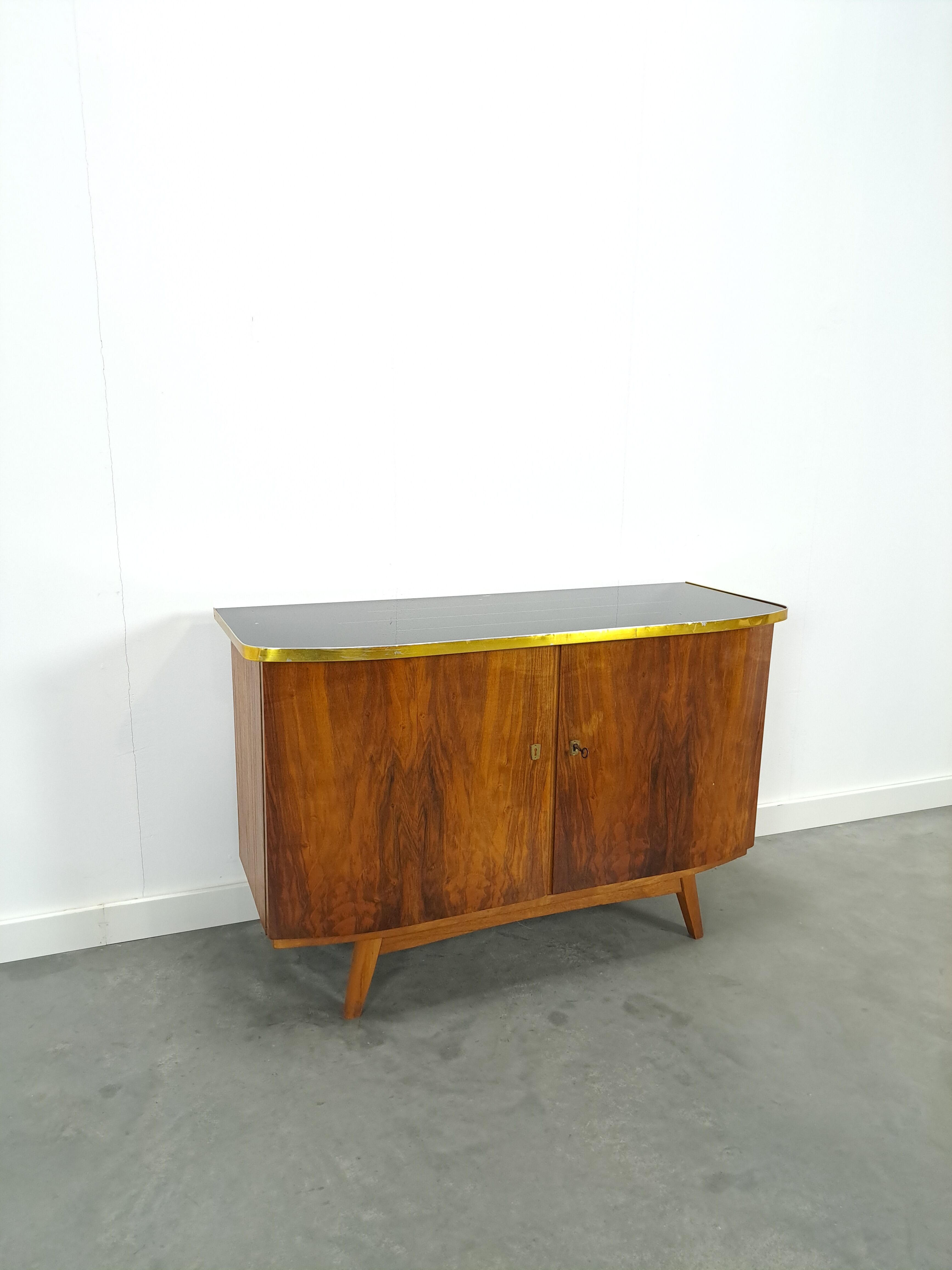 Buffet vintage avec plateau en verre et bord en laiton, meuble TV