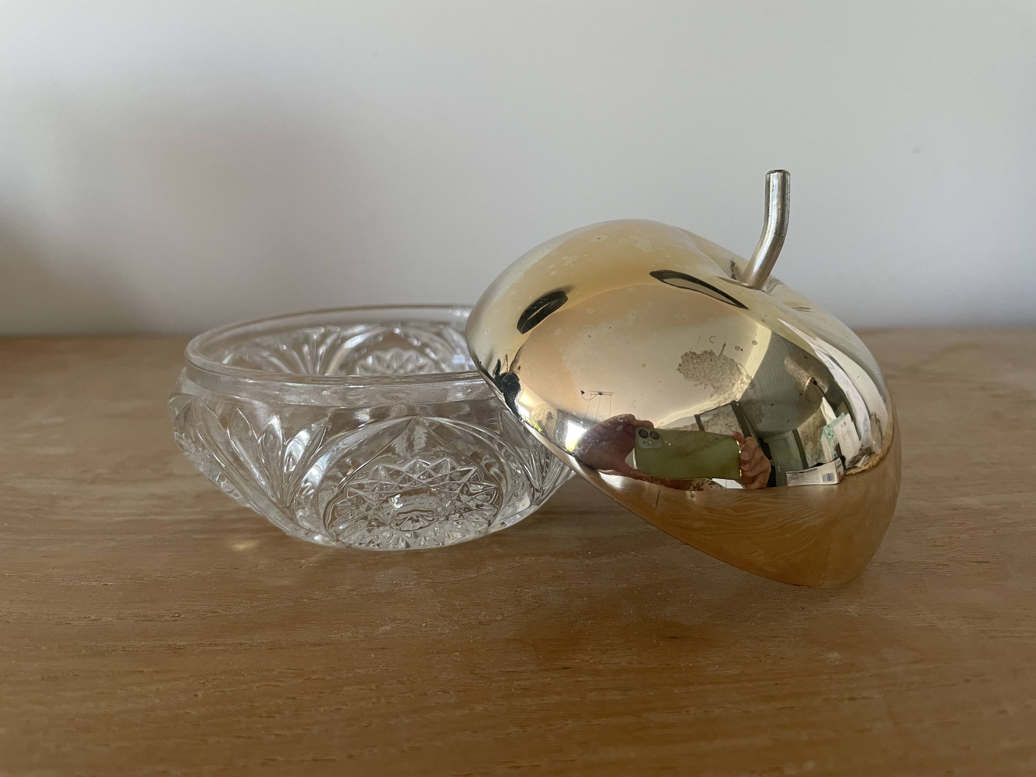 Apple-shaped sugar bowl in chiseled glass and gold metal