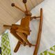 Chaise sauterelle en bois à bascule vintage
