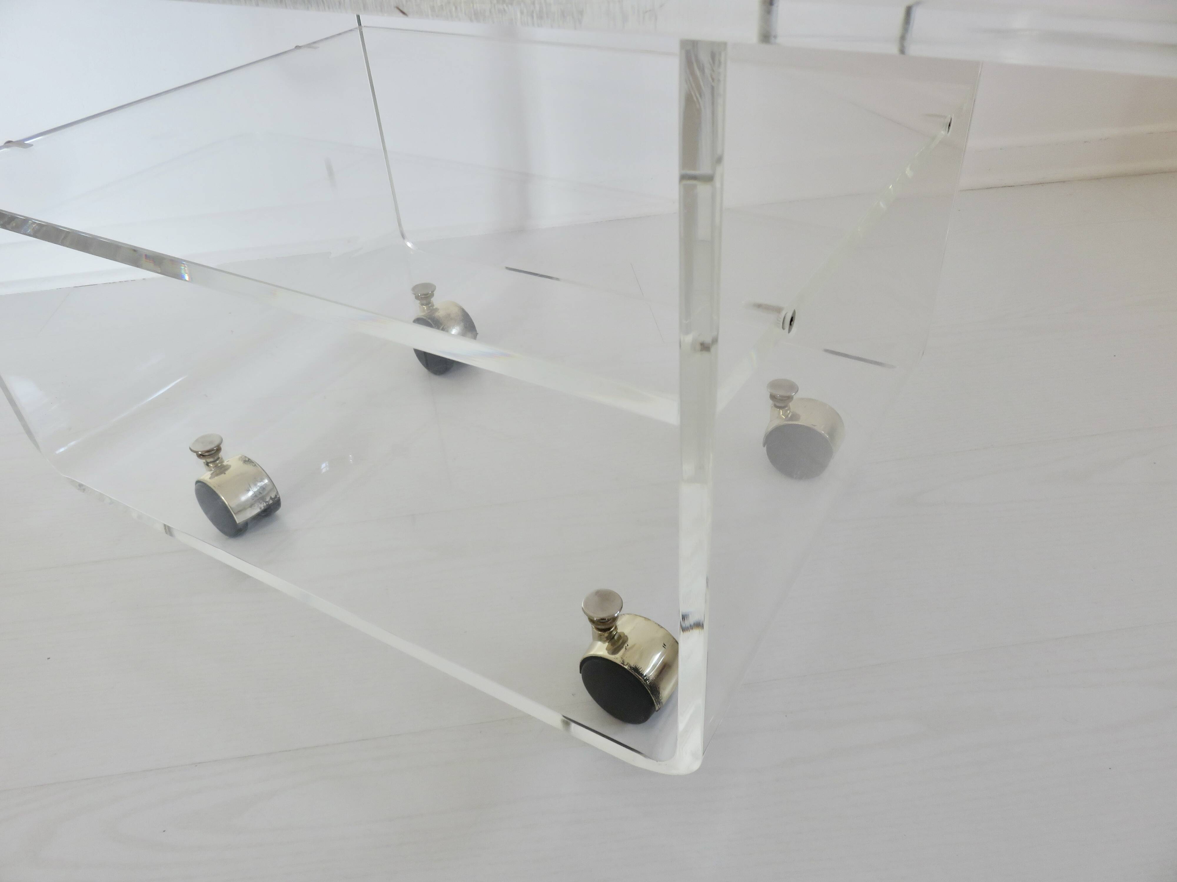 Table en plexiglas design de David Lange pour " Les invisibles du marais "
