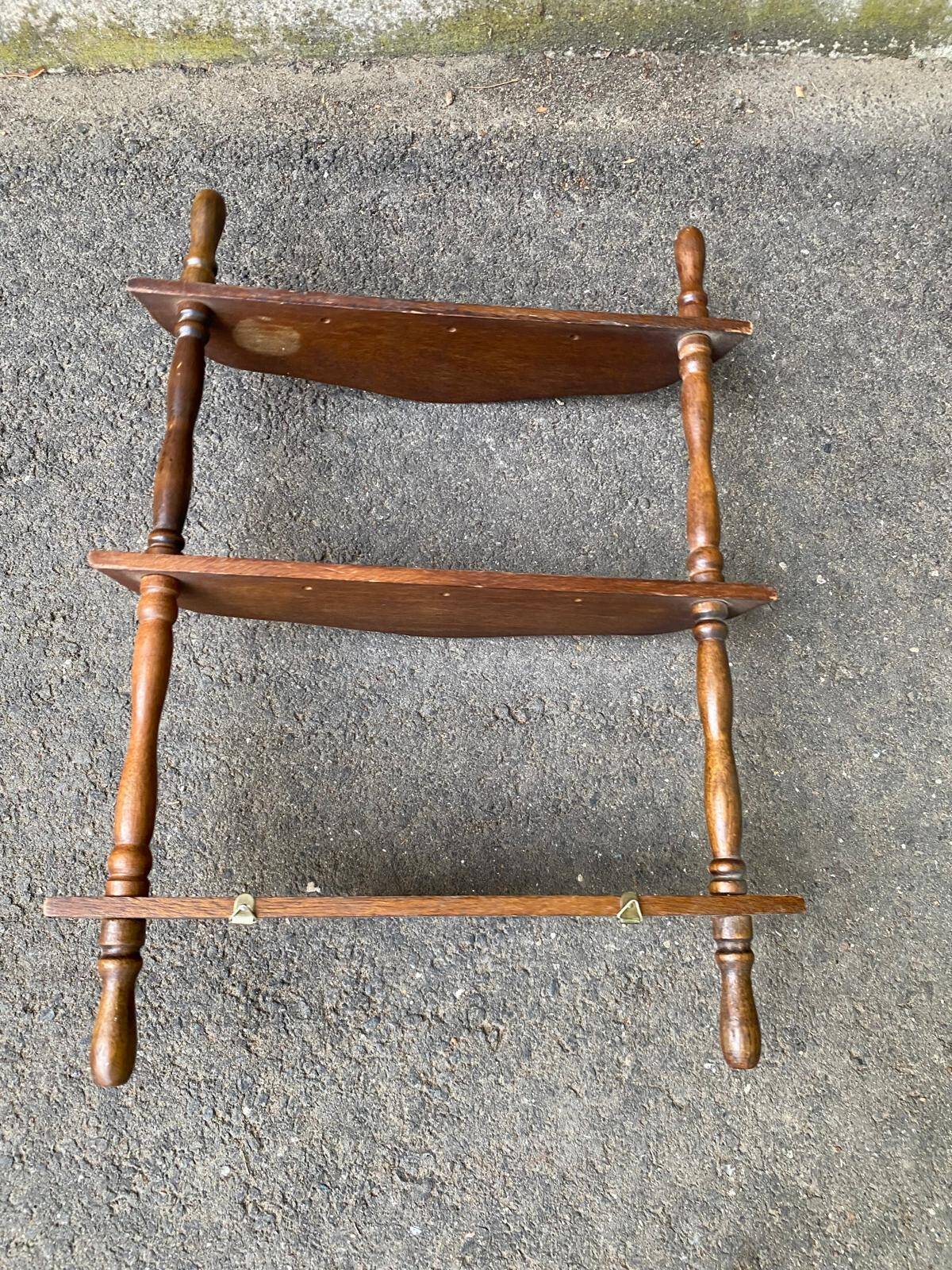 Étagère murale en bois tourné des années 50