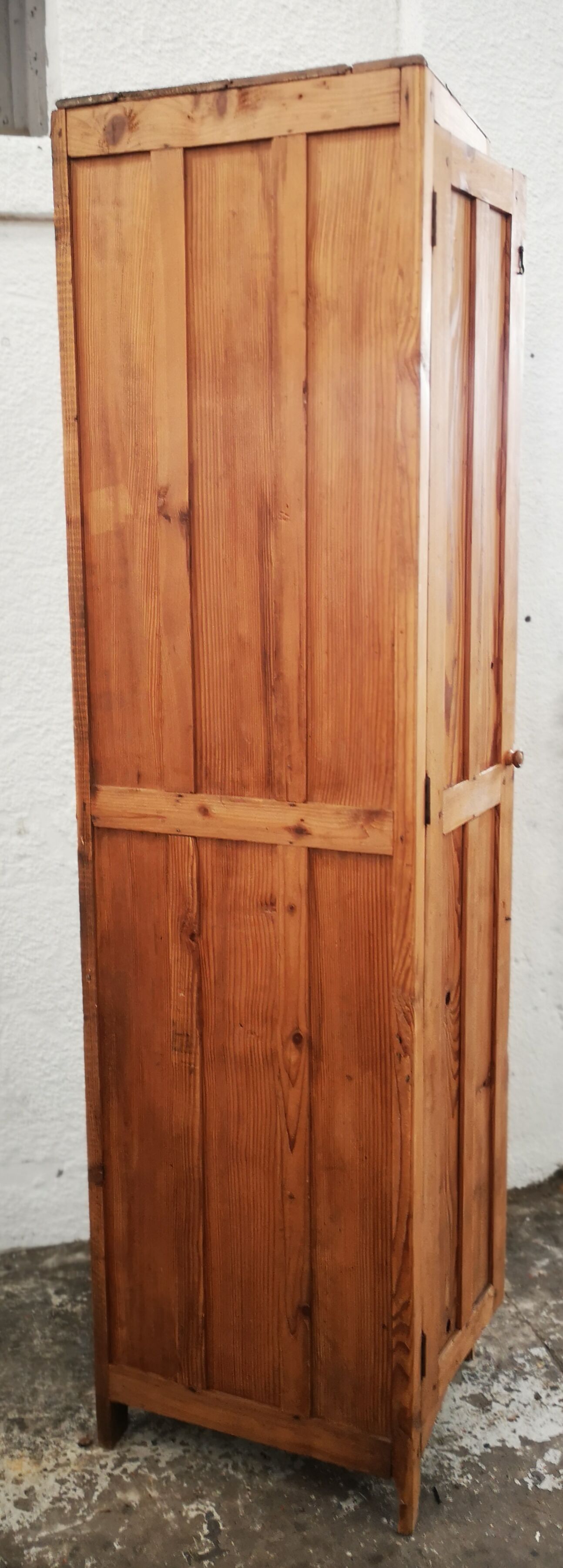 Parisian wardrobe in pine