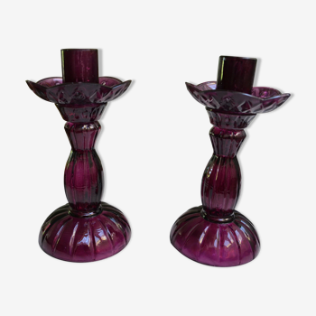 Paire de bougeoirs en verre violet