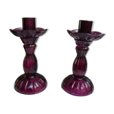 Paire de bougeoirs en verre violet
