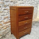 Oak chest of drawers has 5 drawers