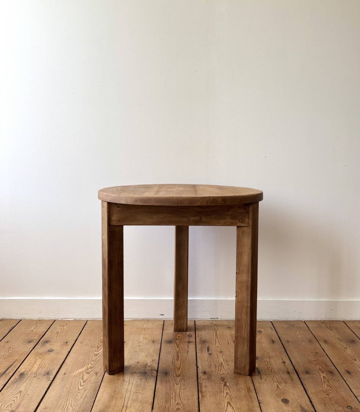 Tripod round table in solid oak