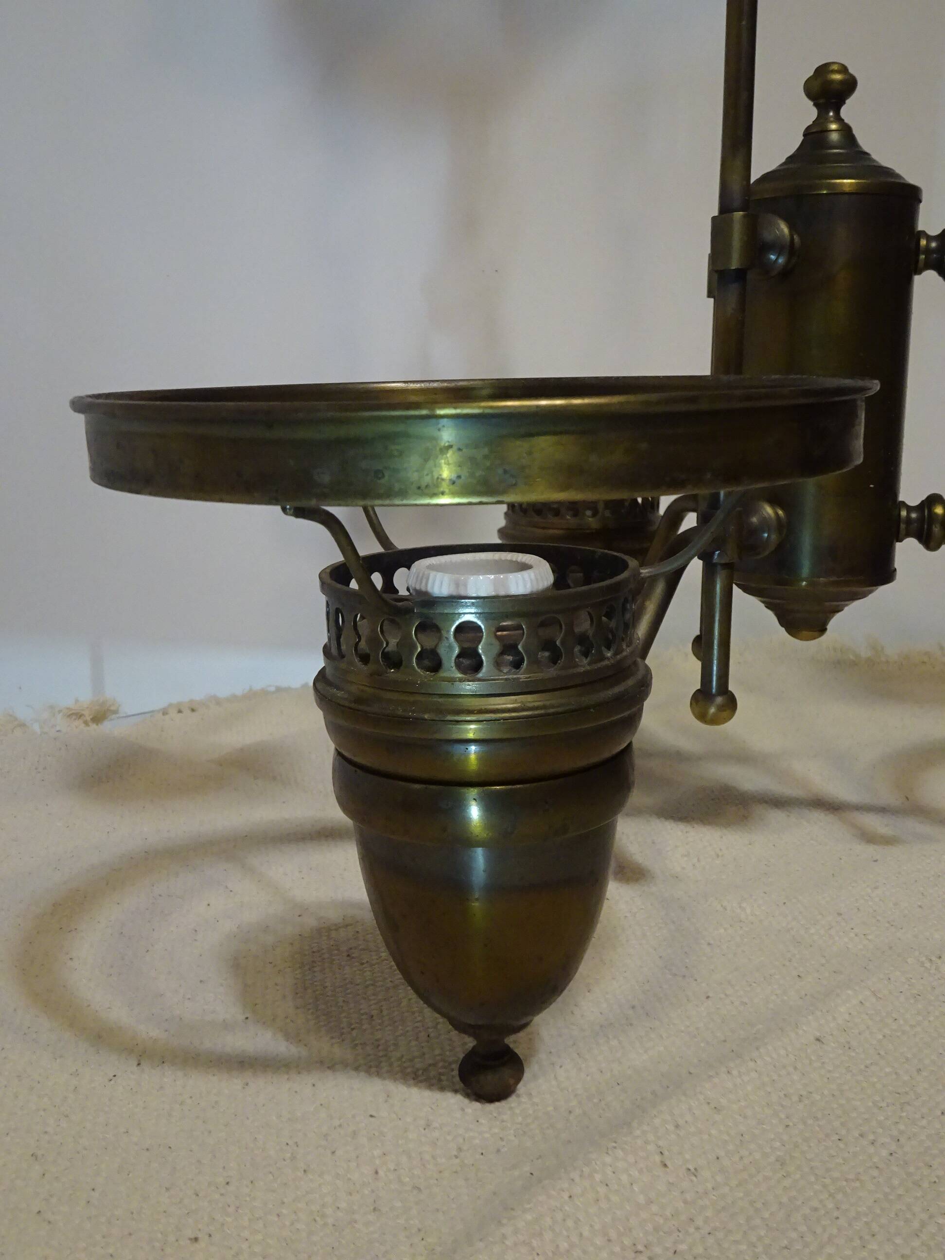 Large 3-light chandelier in glass, opaline and brass