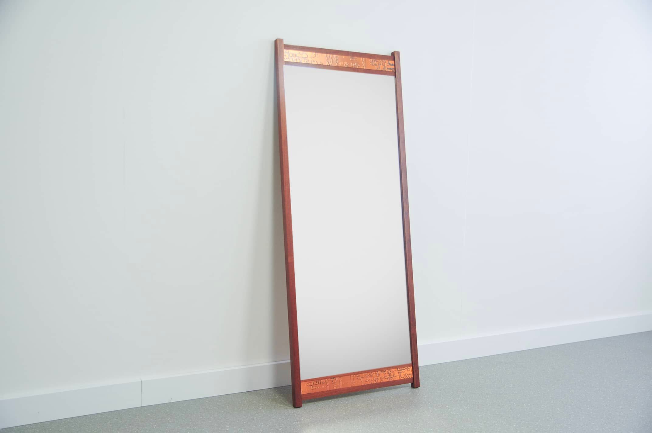 Miroir en teck avec bande en relief en cuivre