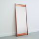 Miroir en teck avec bande en relief en cuivre