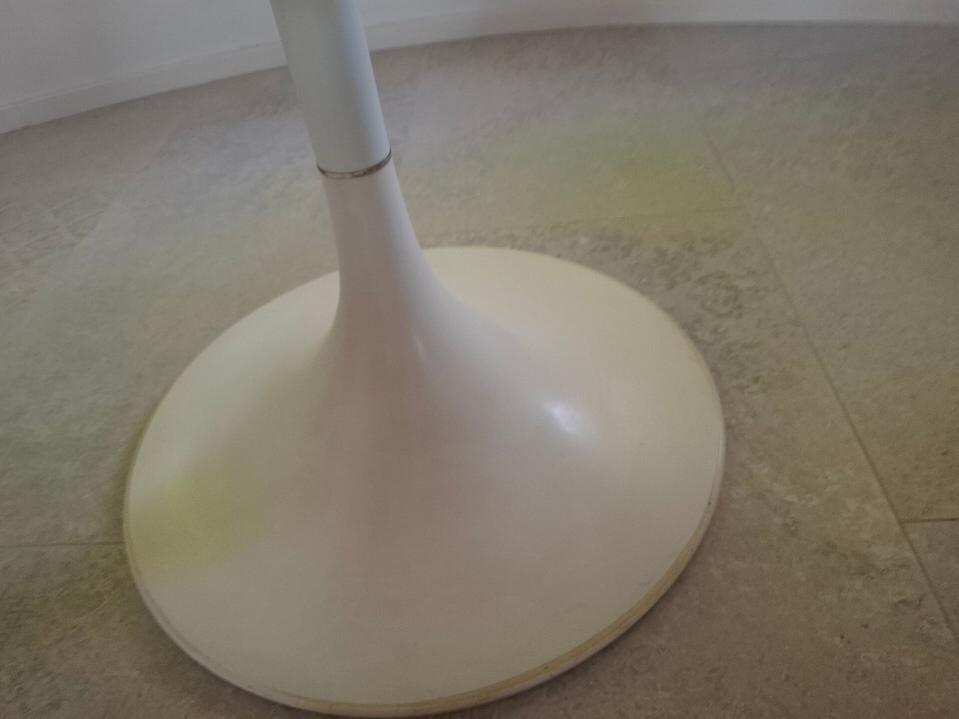 Tulip leg round table