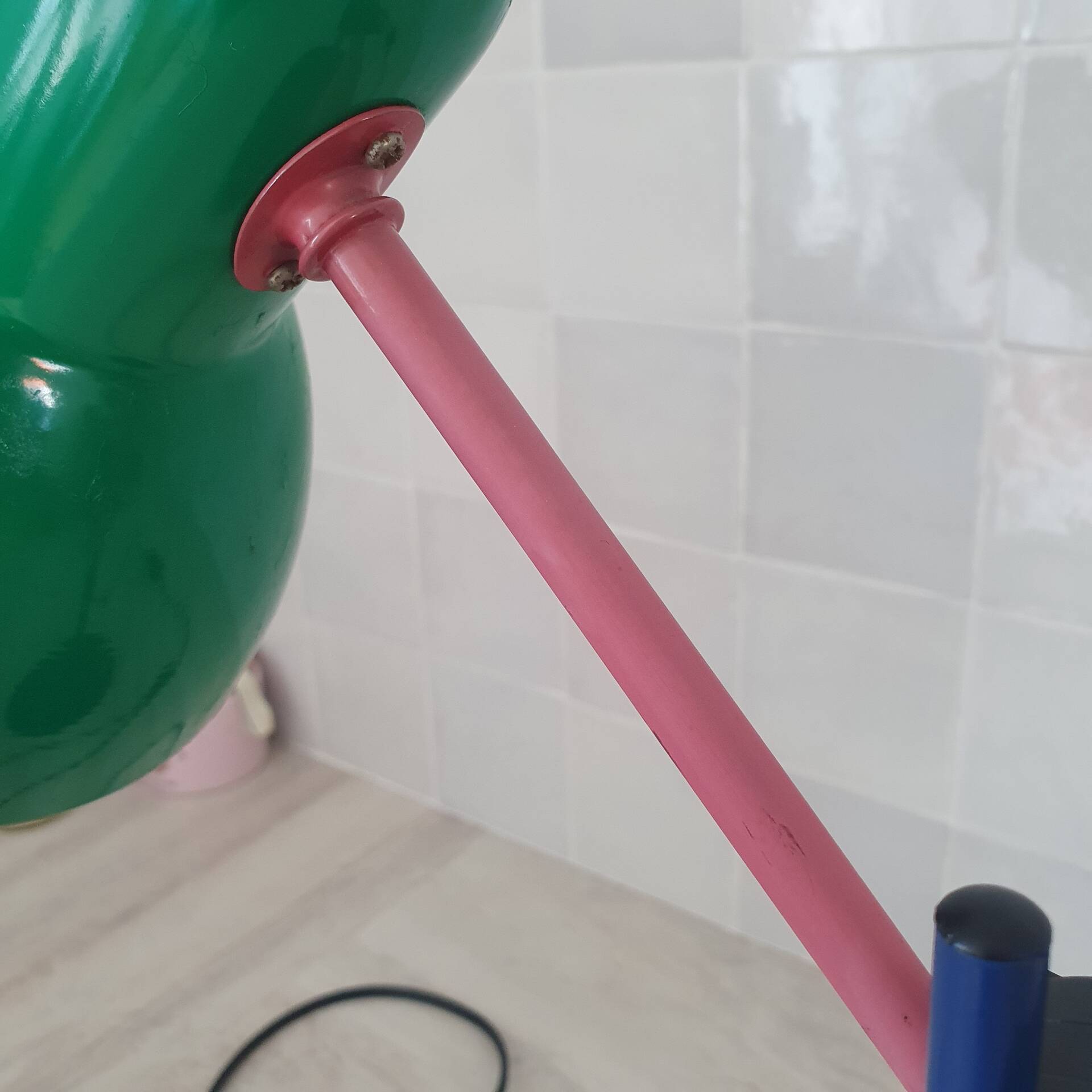 Lampe de bureau style Memphis bleu rouge vert