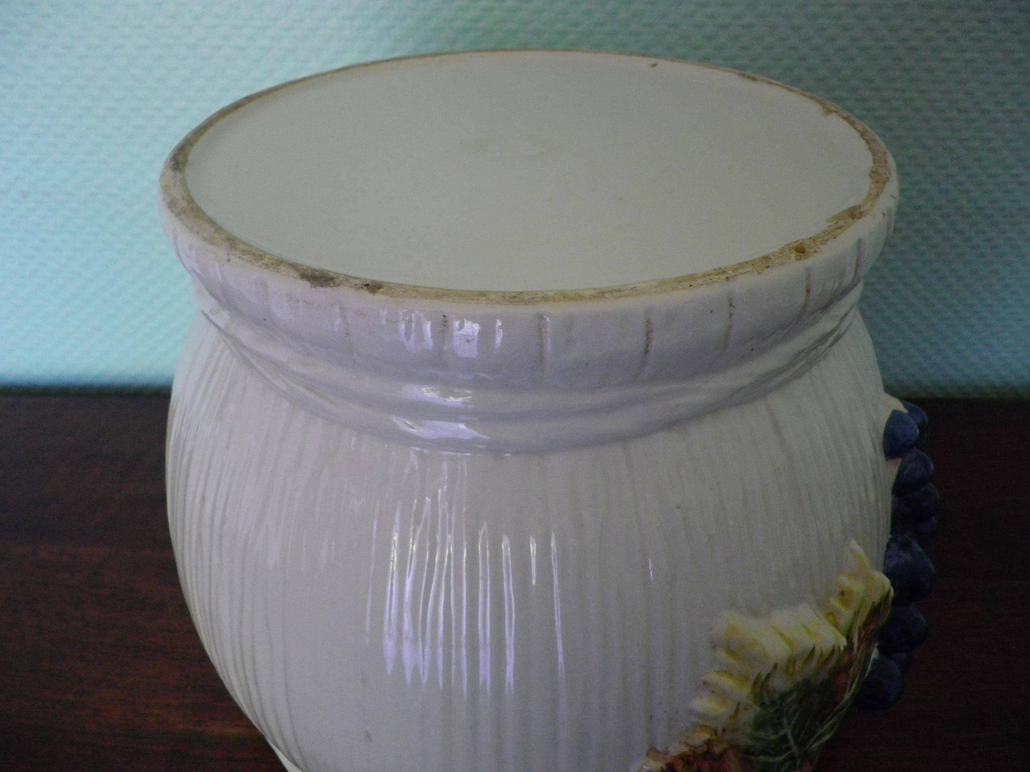 Pot de fleurs en céramique aux décors en barbotine
