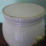 Pot de fleurs en céramique aux décors en barbotine