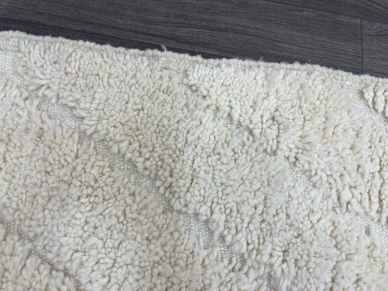 Handcrafted Moroccan rug decorated 250cm x 150cm