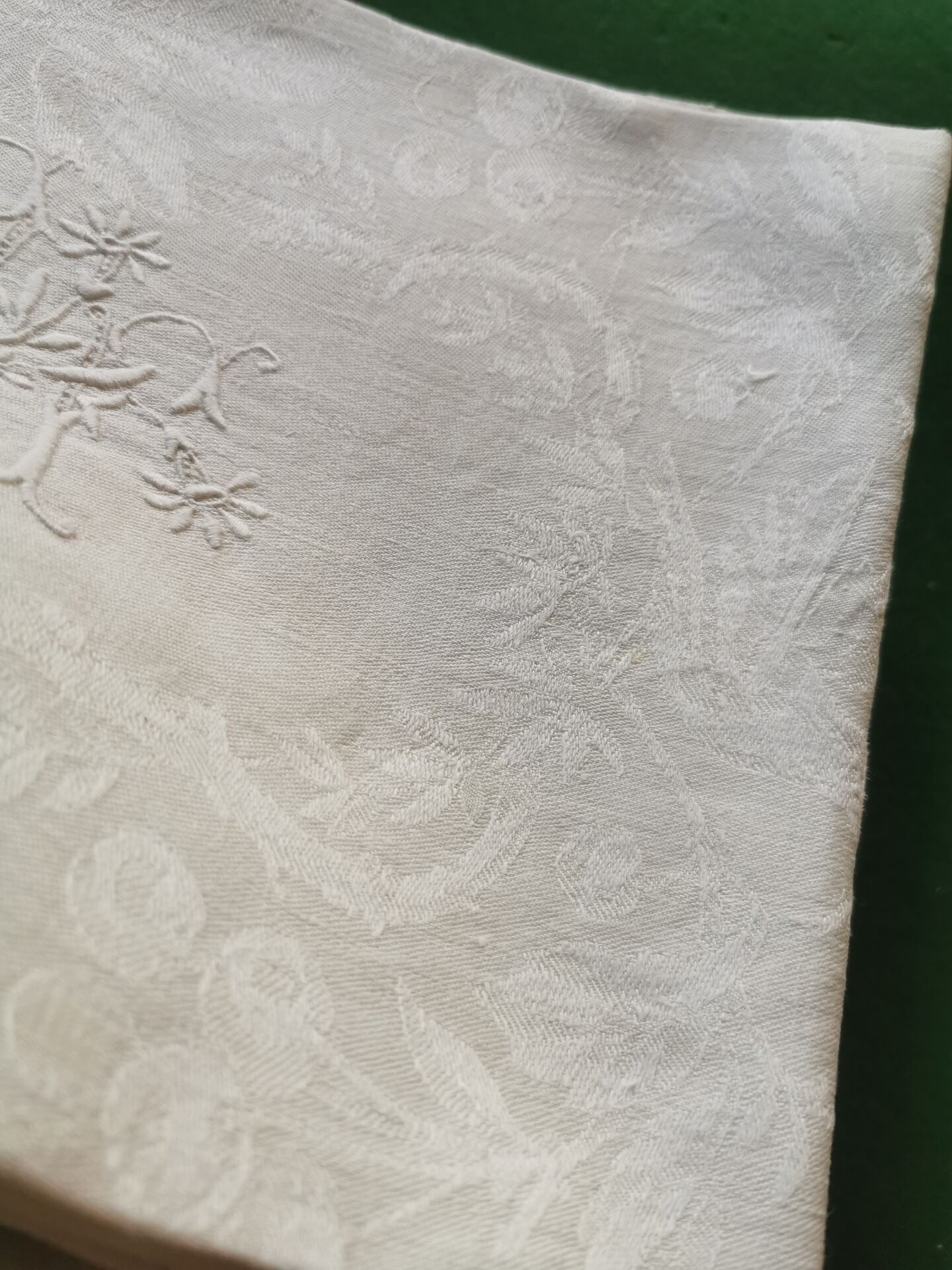 12 damask linen table napkins with an antique silk monogram from the 19th century.