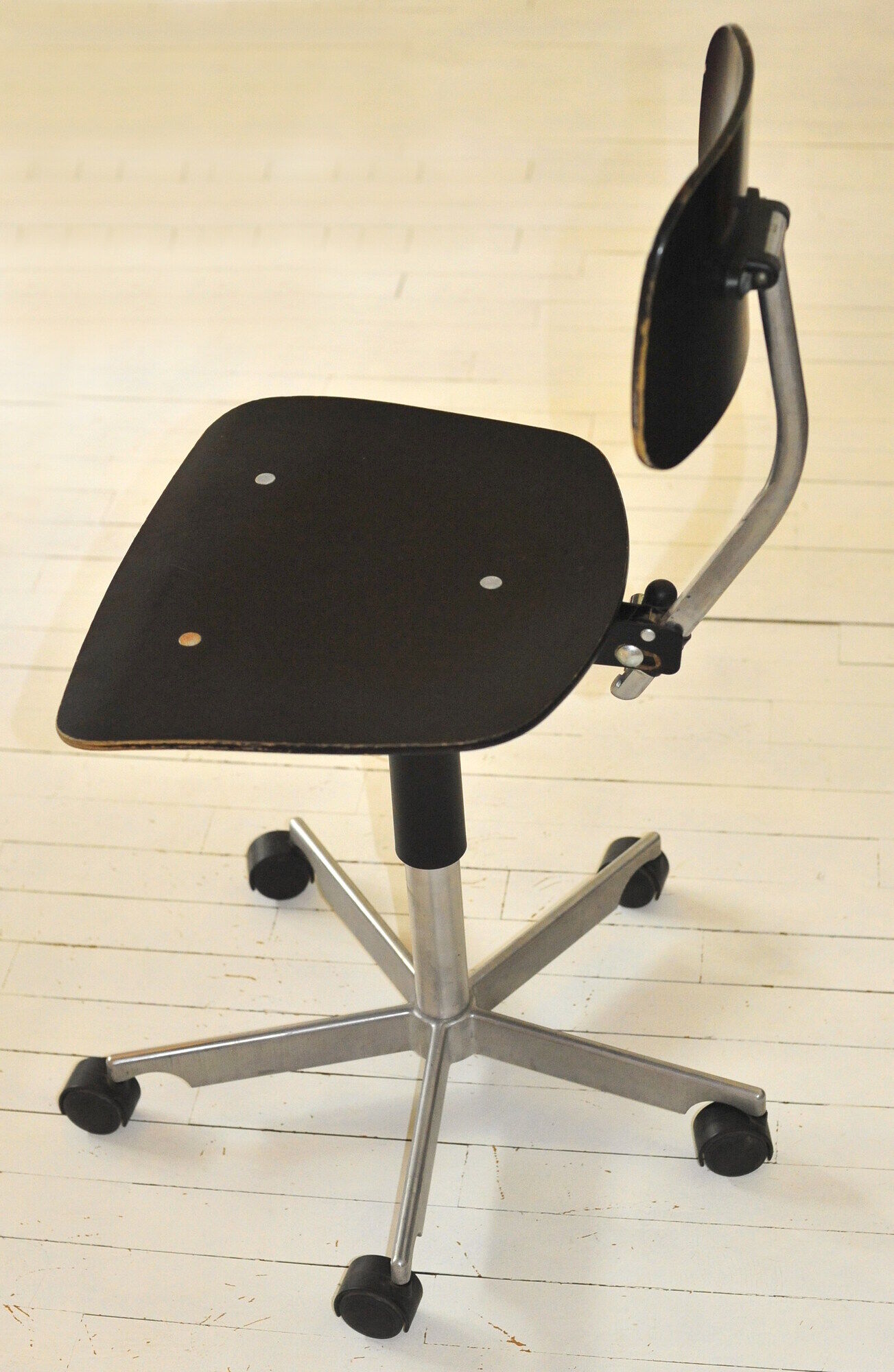 Chair Kevi 2533 Design Jorgen Rasmussen for the brand Engelbrechts