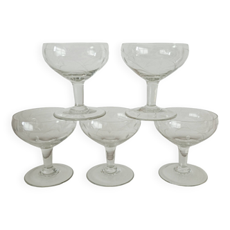 Lot de 5 coupes à champagne en verre gravé feuillage