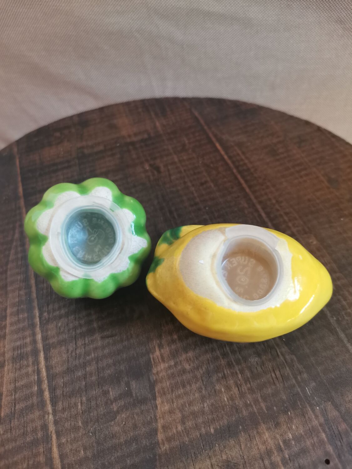 Salière et poivrière en barbotine vintage