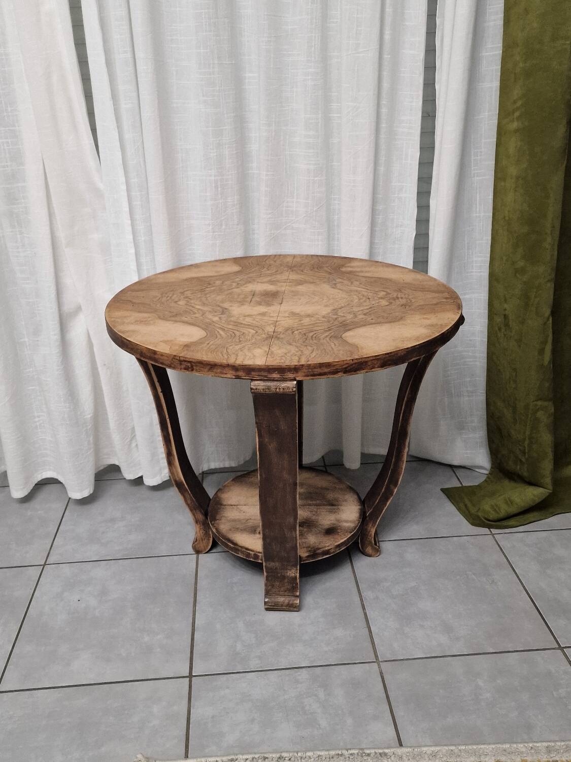 Round coffee table