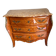 Commode sauteuse de style Louis XV en marqueterie, ornée de bronzes dé