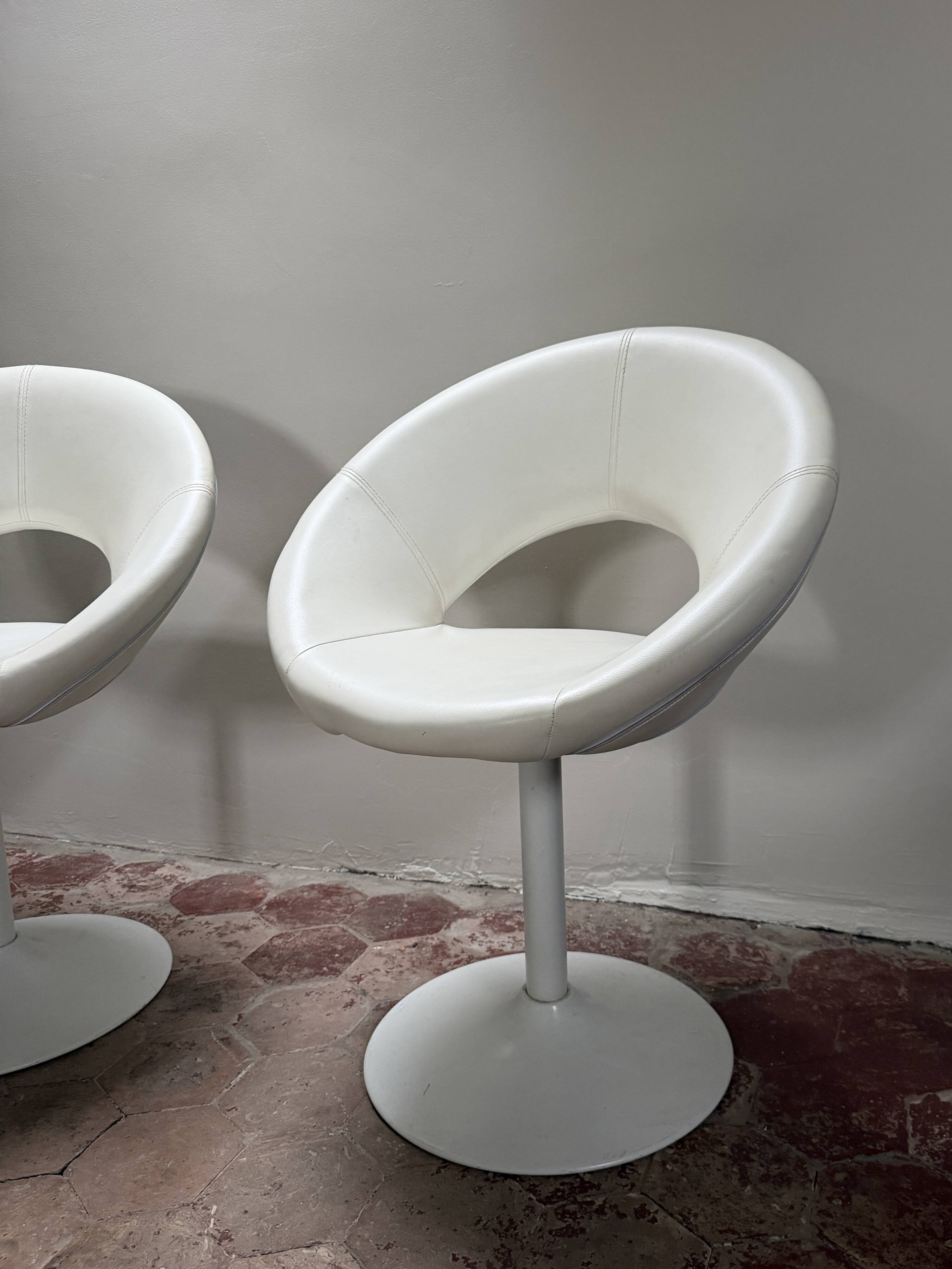 Pair of vintage white swivel armchairs in tulip style.